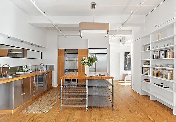 4th image of 241 W 36th St