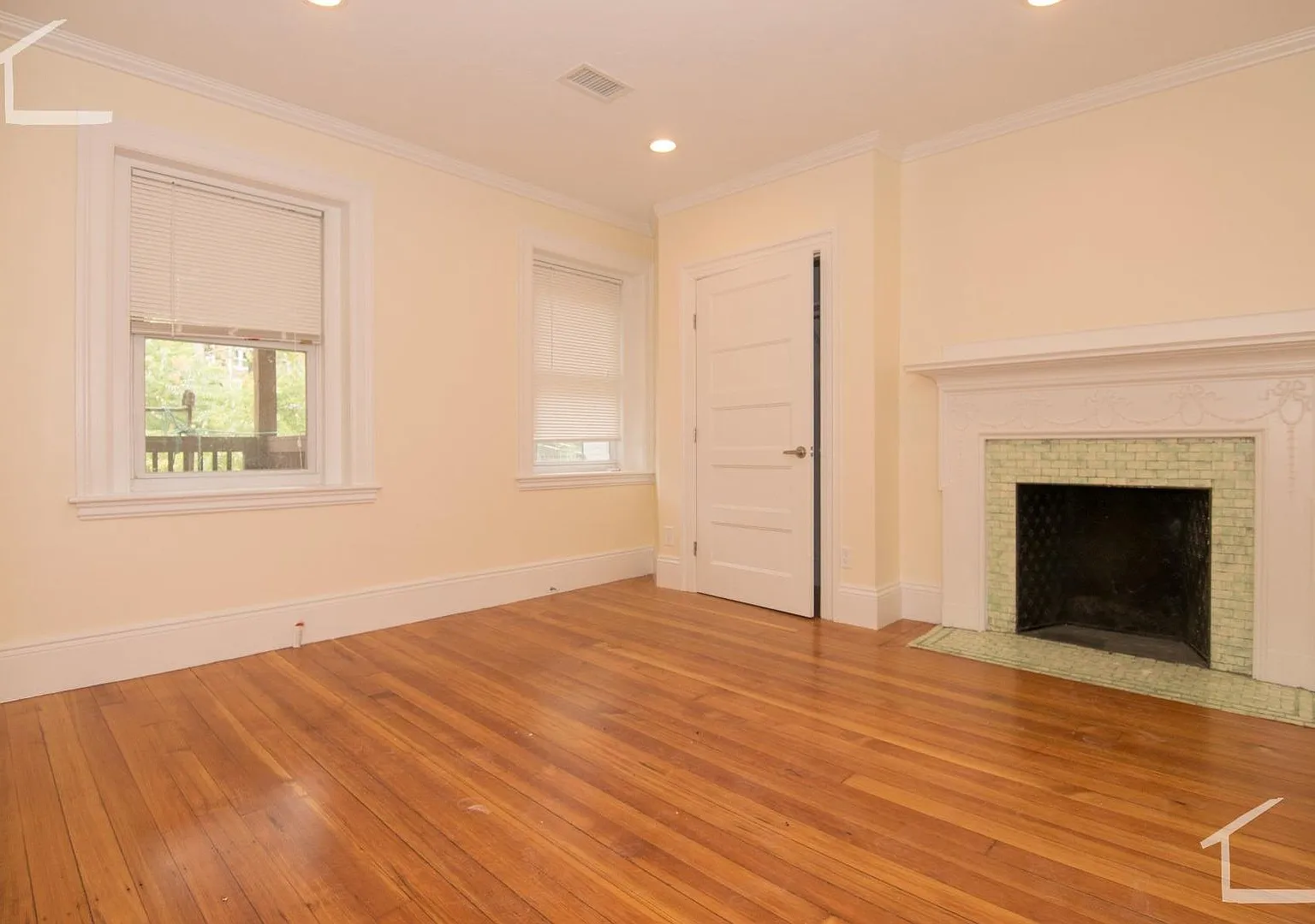 Penthouse Style 4 bed 3 bath in Brookline — Photo 3