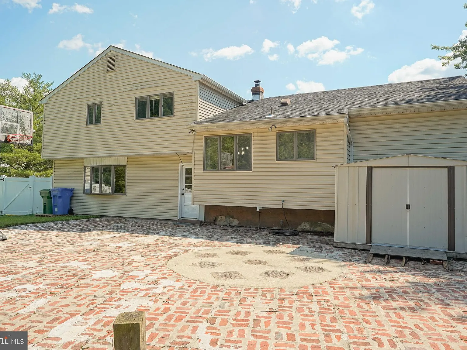 5 bed, 3.5 bath, 2680 sqft, $4,200 — Photo 4