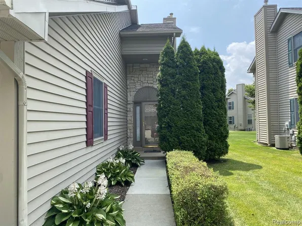 131 Stratford Ln, Lake Orion, MI 48360