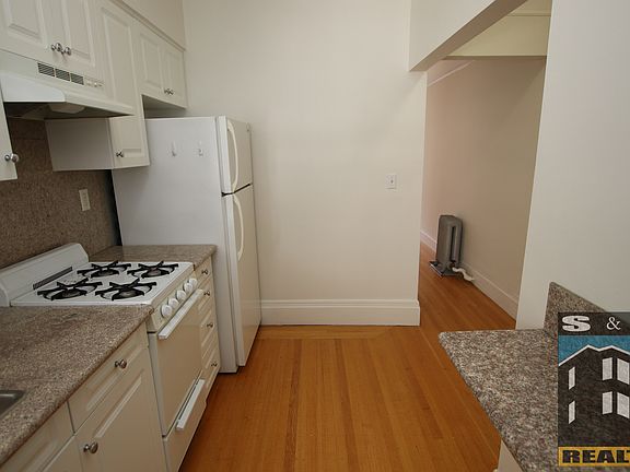 3rd image of 1044 Pine St APT 10