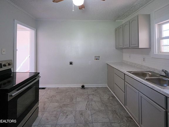 5th image of 1011 Forsythe St