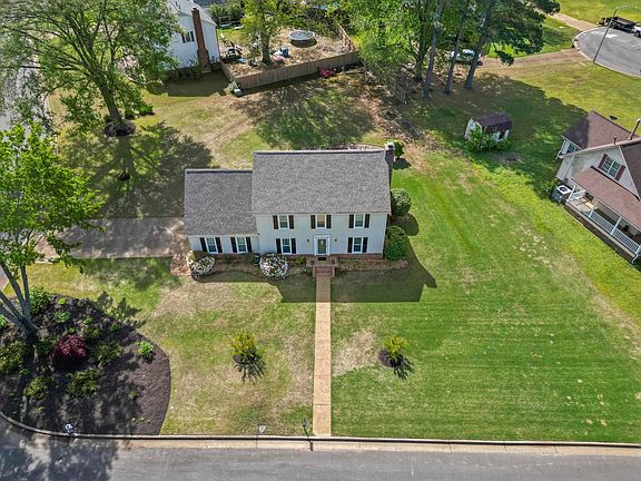 4th image of 700 Lancelot Ln