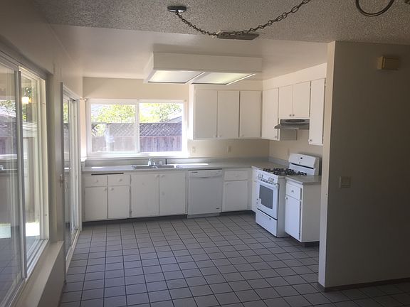 3rd image of 5513 Sunset Oak Ct