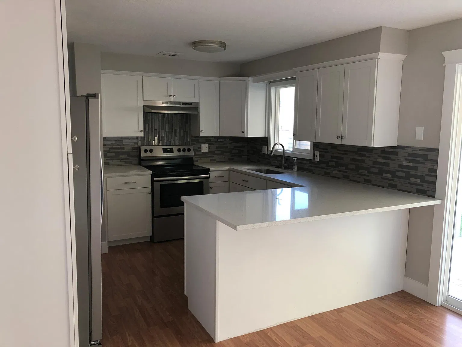 5 bed, 1894 sqft, $2,275 — Photo 3
