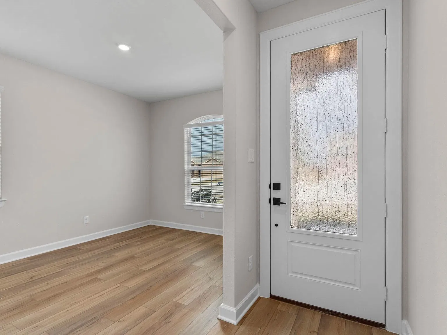 3 bed, 2.0 bath, 1570 sqft, $2,510 — Photo 3