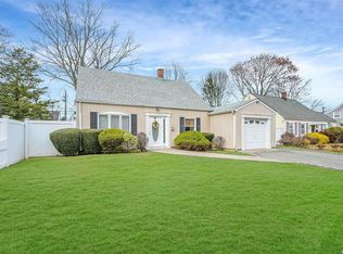 6 Primrose Ln, Levittown, NY 11756