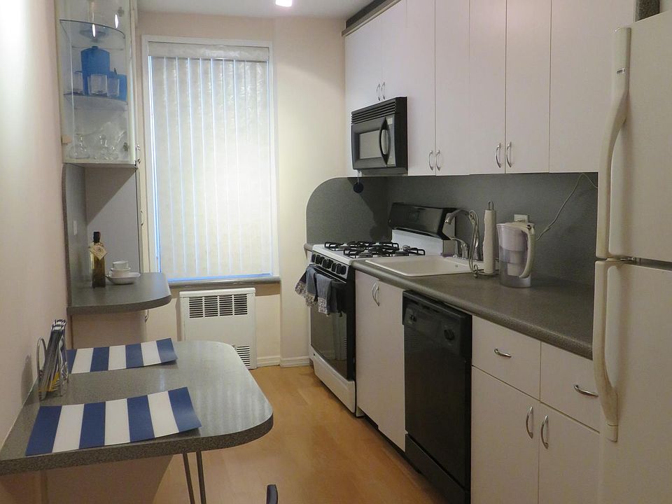 Eat-in kitchen with window