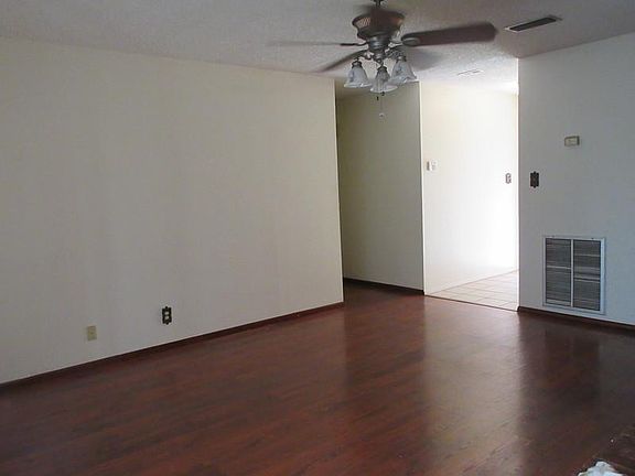 4th image of 104 Tamarack Ave