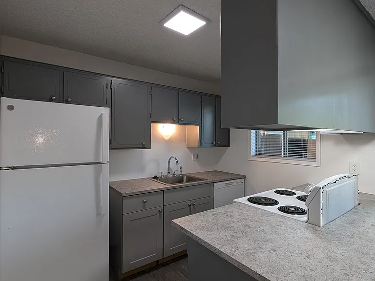 5920 SW Erickson Ave — Photo 4