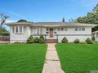 1021 N Broome Ave, Lindenhurst, NY 11757