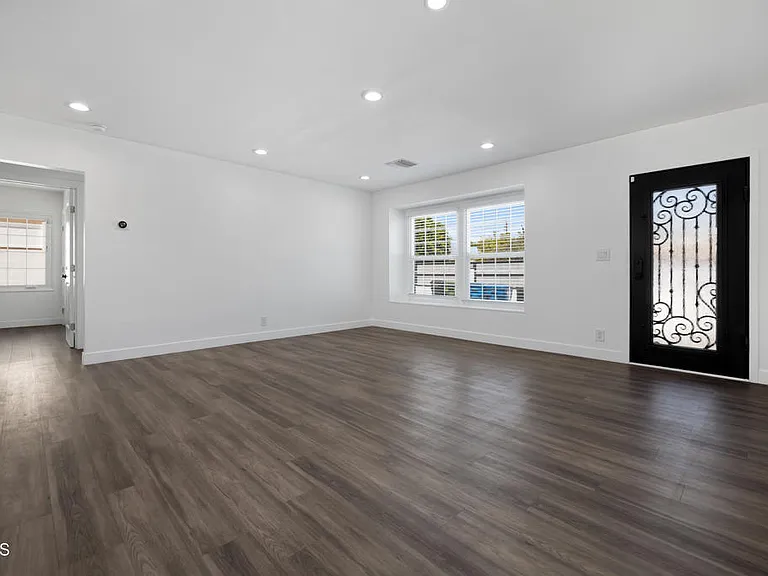 7637 Radford Ave — Photo 2
