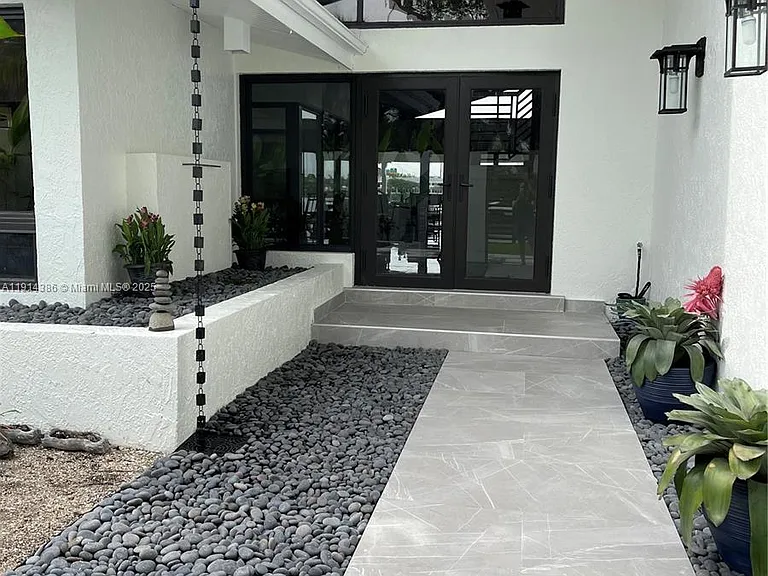 7521 SW 56th St — Photo 32
