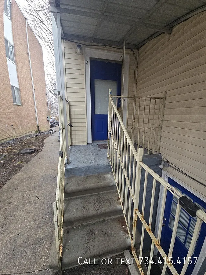 906 Packard St Apt #2 — Photo 2