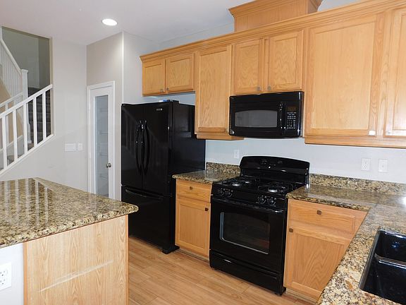 5th image of 913 Ambrosia Dr