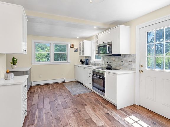5th image of 267 School St