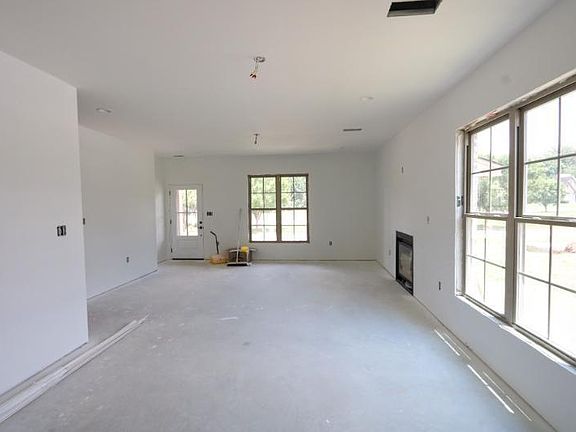 3rd image of 140 Northgate Cir