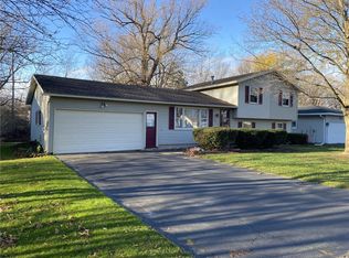 36 Paddington Dr, Rochester, NY 14624