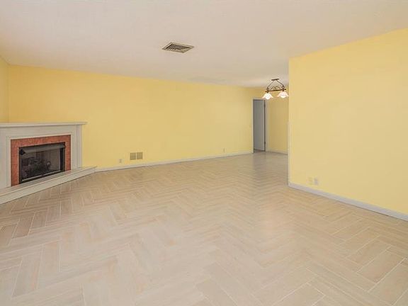 3rd image of 872 Oriole Dr