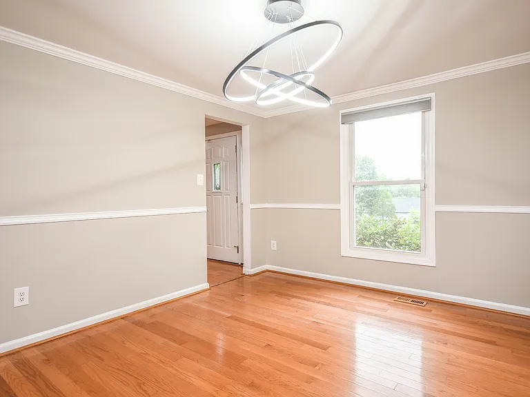 9627 Locust Hill Dr — Photo 5
