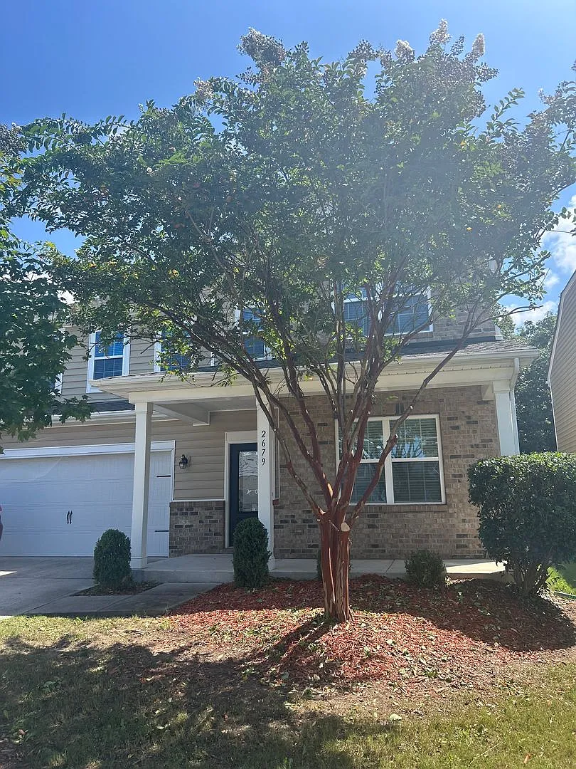 Welcome to this move-in ready, spacious home in Lawson! — Photo 1