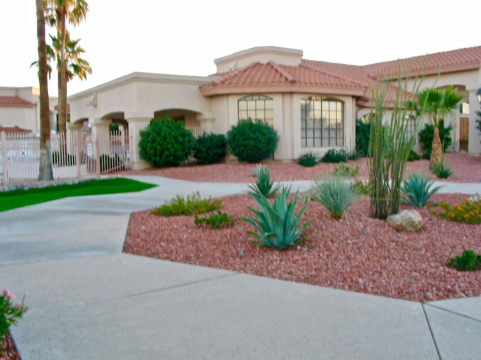 9151 W Greenway Rd — Photo 2