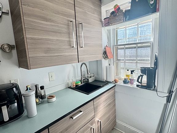 4th image of 412 3rd St NE