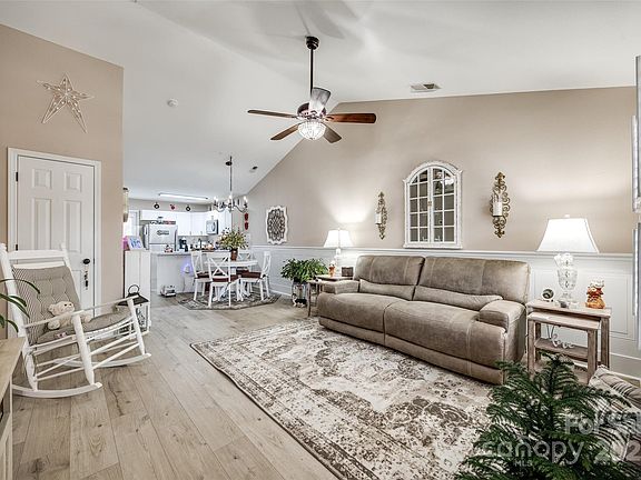 4th image of 517 Fenton Pl