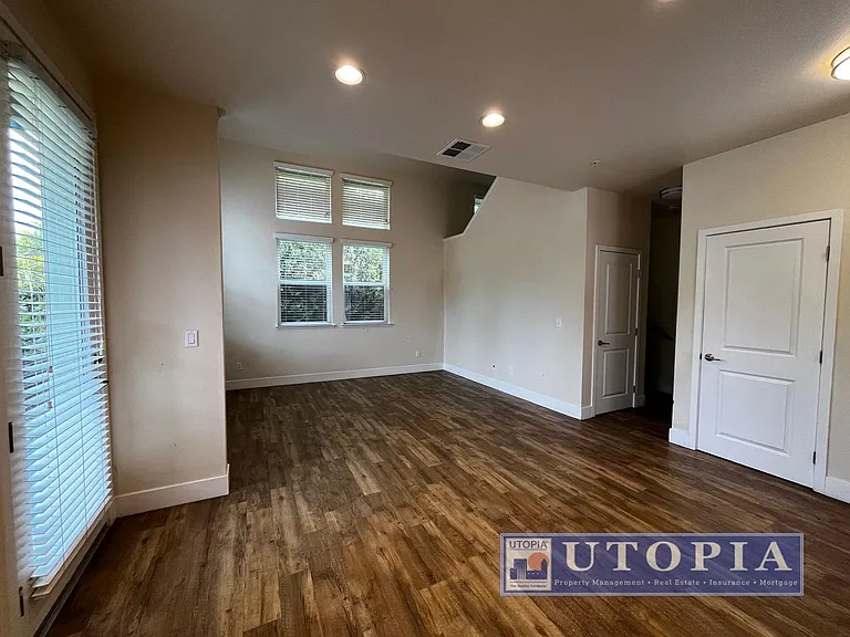 Spacious and Modern 3-bedroom, 3.5 bathroom in Seabright just minutes away from the Beach Boardwa... — Photo 6