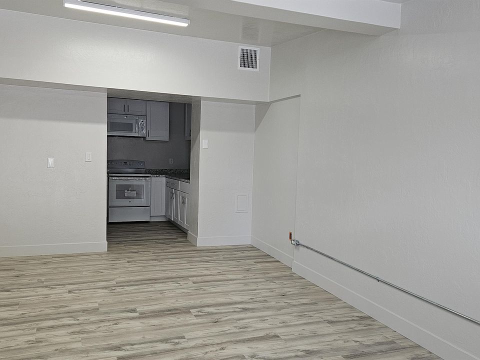 Living room/dinning area