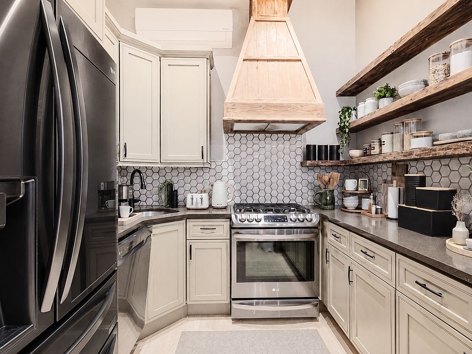 2nd image of 23 W 31st St #4R