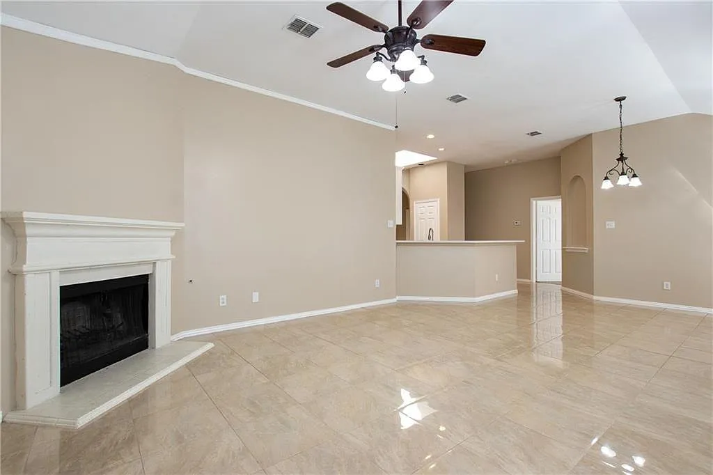 4 bed, 2000 sqft, $2,600 — Photo 3