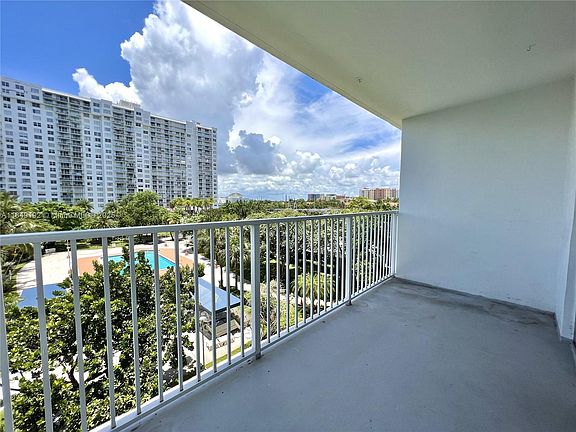 5th image of 2851 NE 183rd St #2851414E