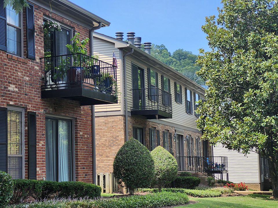 Right building - Upper balcony