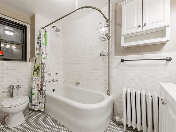 5th image of 155 E 49th St Lbby 1