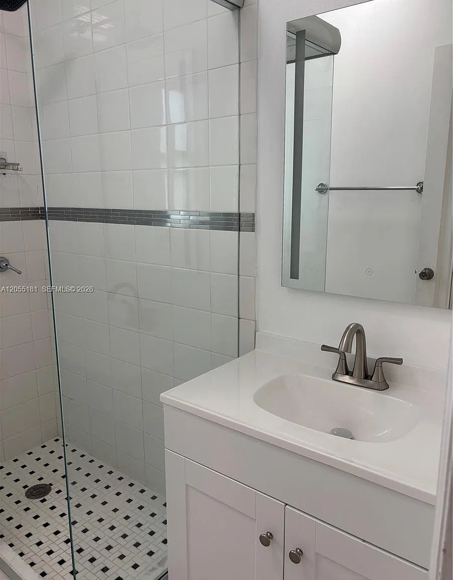 3 bed, 936 sqft, $3,350 — Photo 3