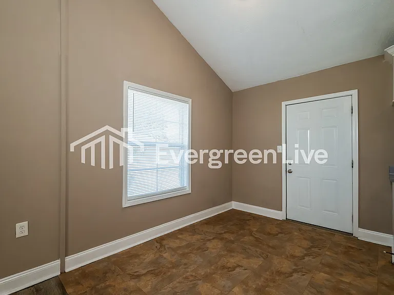 121 Davis Ave — Photo 4