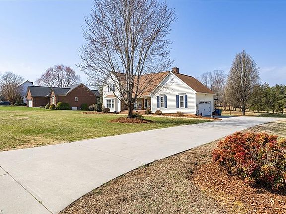 3rd image of 190 E Plantation Cir