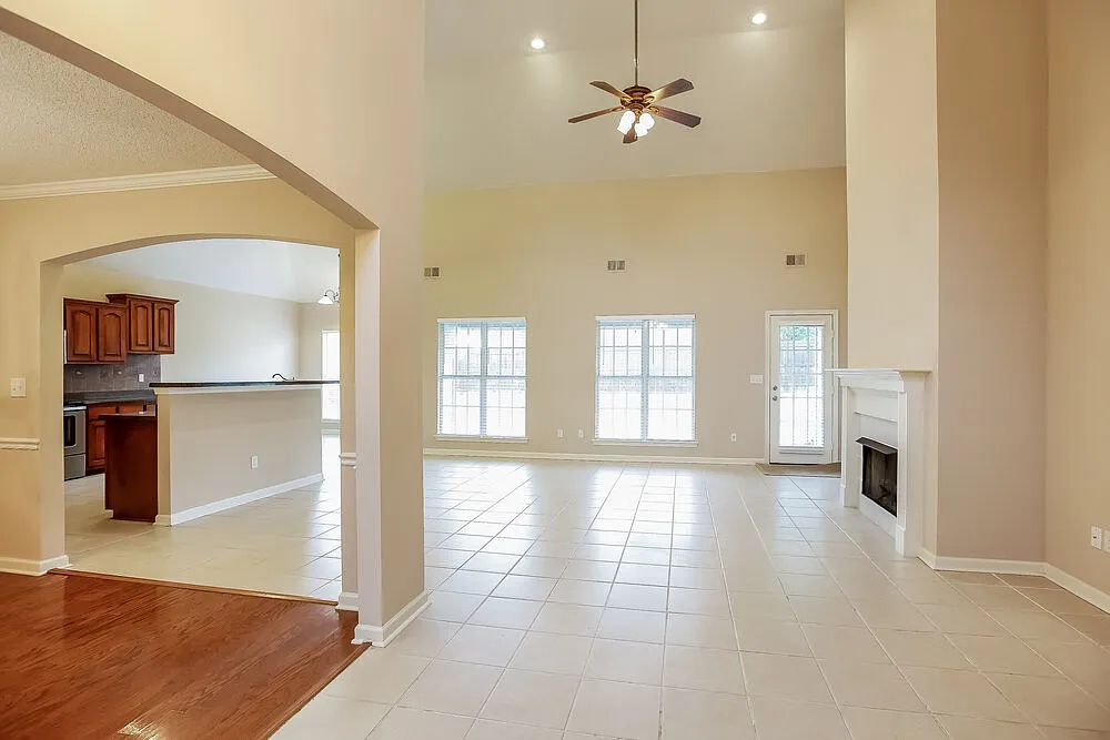 3 bed, 2.0 bath, 1959 sqft, $2,410 — Photo 3