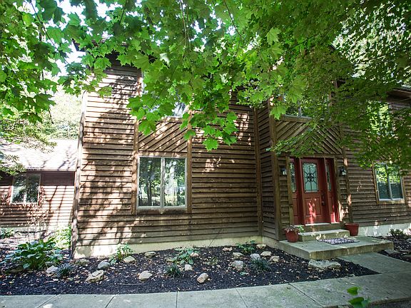 5th image of 1597 Applewood Dr