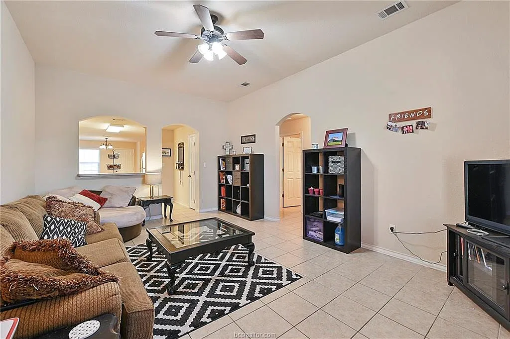 3 bed, 1323 sqft, $1,900 — Photo 3