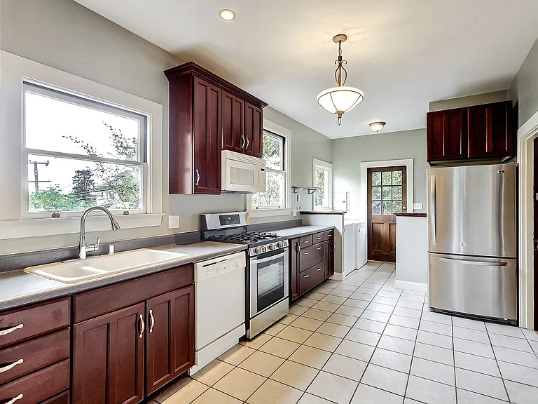 555 El Dorado Ave — Photo 8