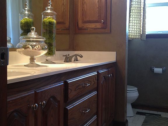 Bath between 2 bedrooms