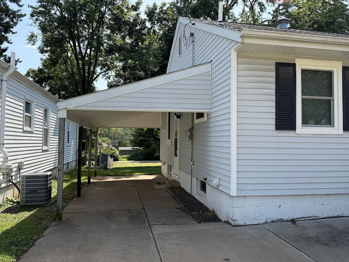 Comfortable 2-Bedroom Home with Covered Parking — Photo 2