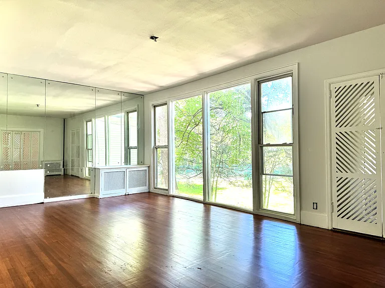 560 Taxter Rd — Photo 8