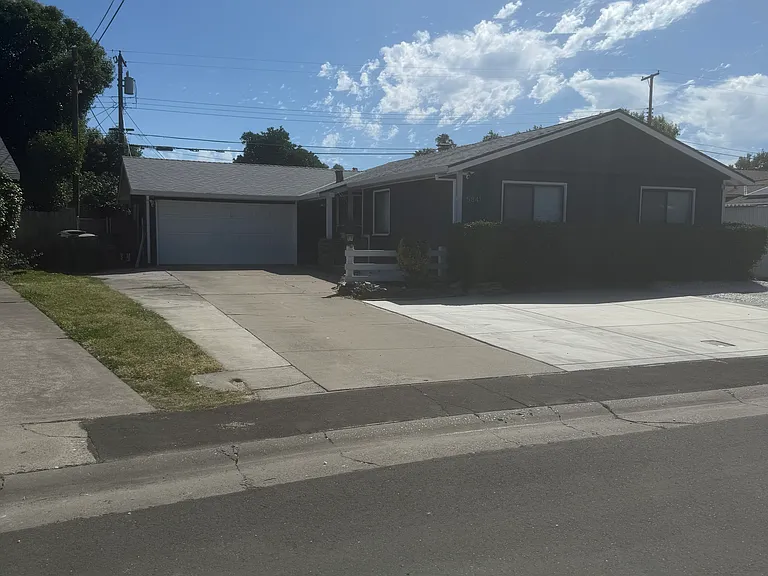 FRONT/DRIVEWAY/YARD