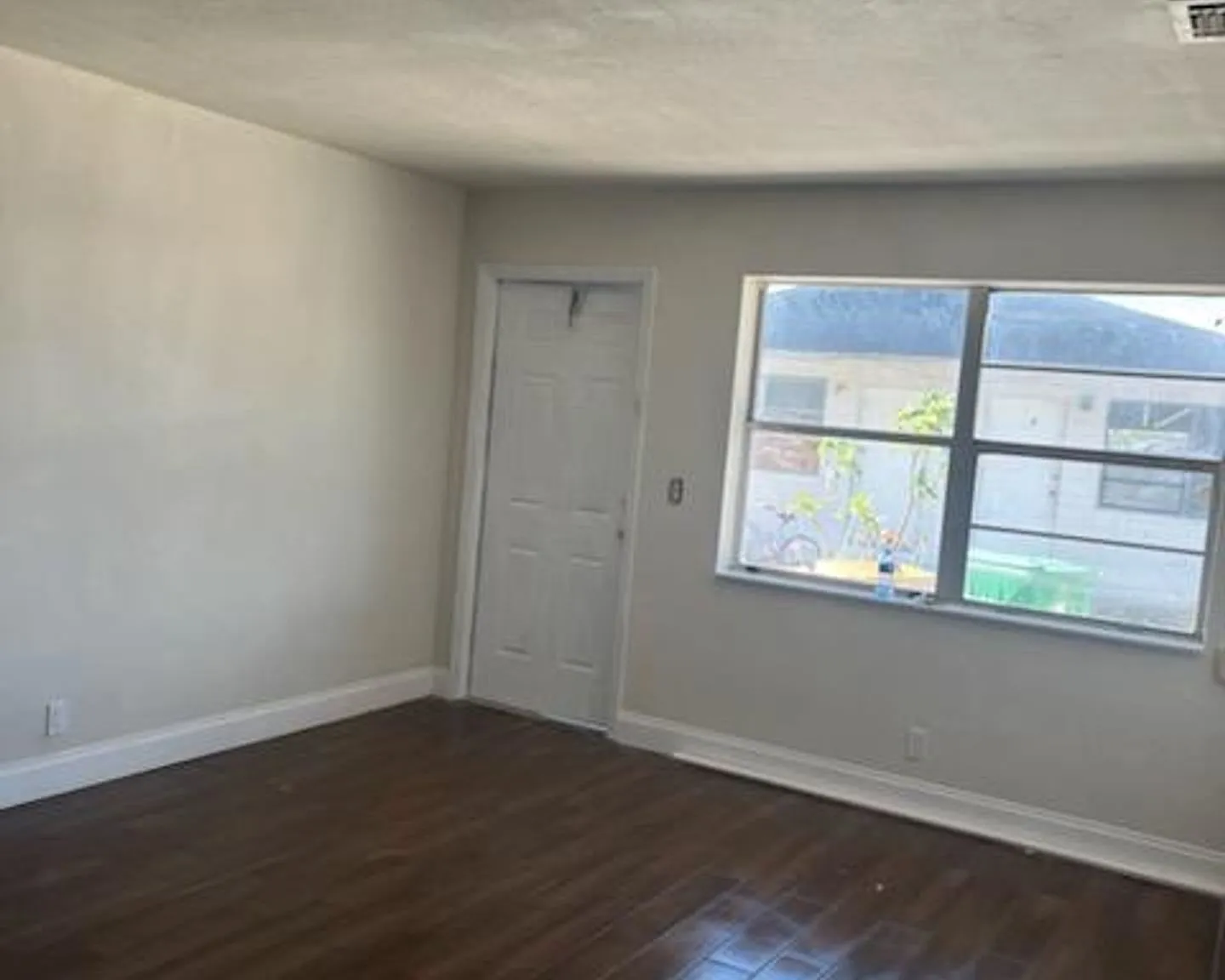 Large Newly Renovated 2 And 3 Bedroom Apartments — Photo 3
