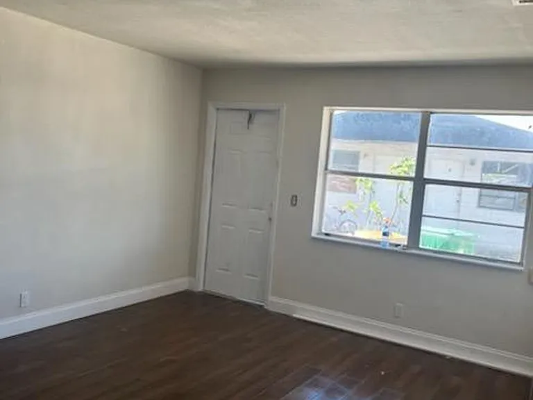 2300 Avenue S #8 — Photo 4