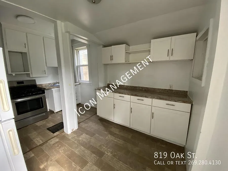 5BR/2BA in Prime Vine Location Flexible Space for Any Lifestyle — Photo 3