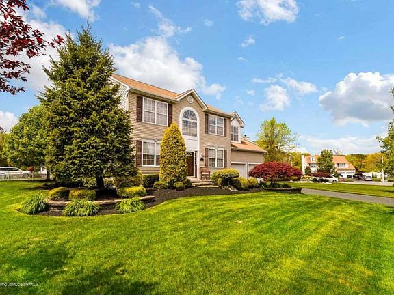 3rd image of 512 Adamsway Ct